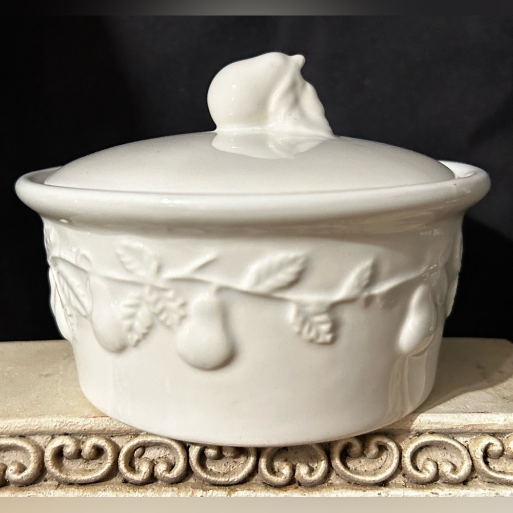 Vintage Pear small covered casserole dish. 5”